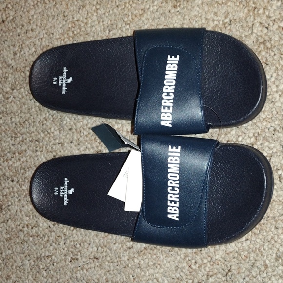 5/6 Abercrombie kids slides w/logo - Picture 4 of 4
